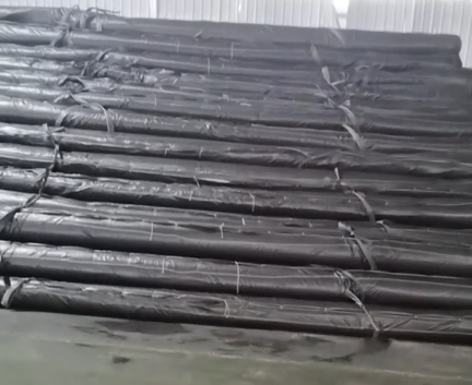 生产完成的复合土工膜.png